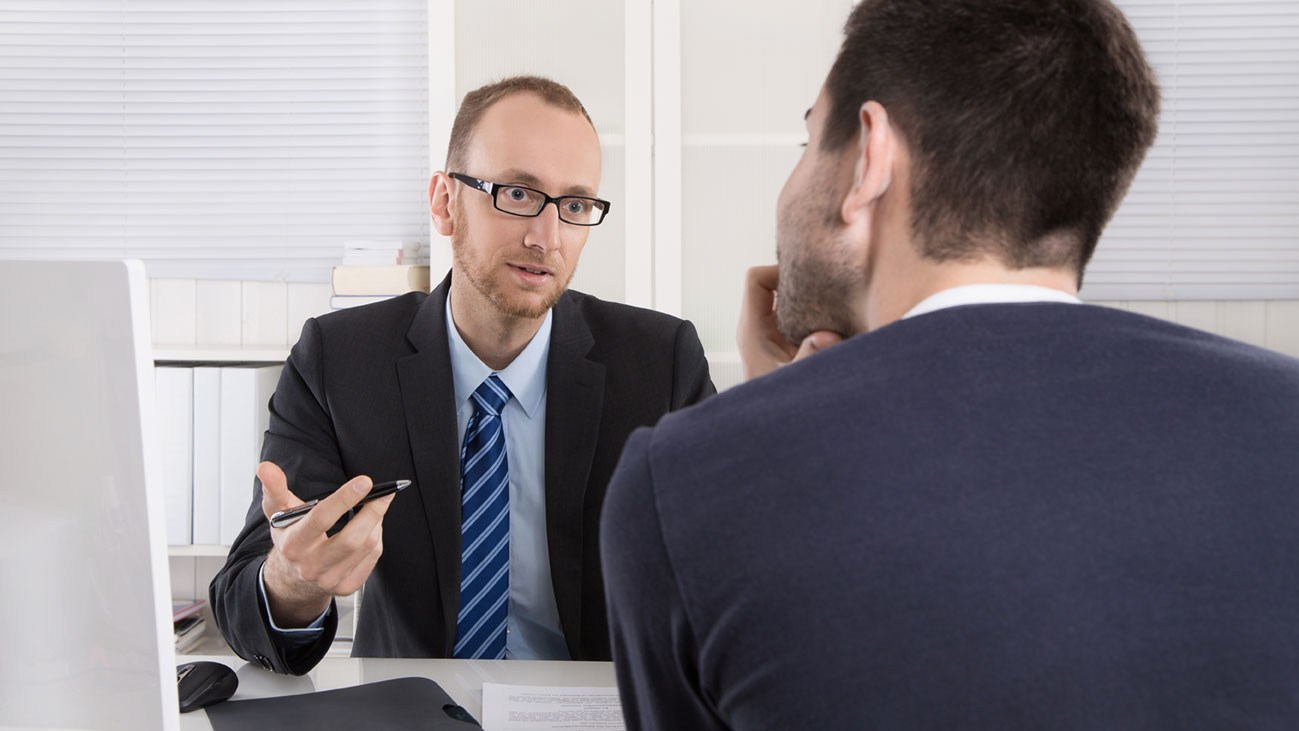 Der Arbeitgeber führt ein Gespräch mit einem Mitarbeiter.