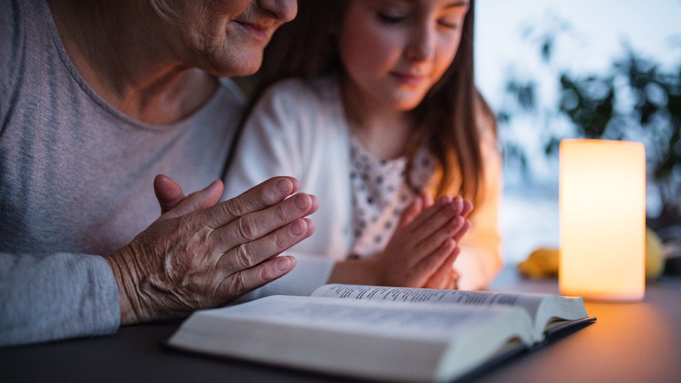 Großmutter betet mit Enkelkind: Das Gesetz über religiöse Kindererziehung gibt es seit 1921.