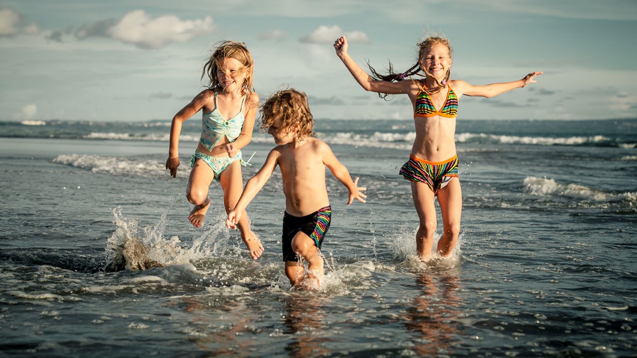 Spielende Kinder am Strand: Ihre Eltern haben ein Verfahren zu Kindschaftssachen vor dem Familiengericht.
