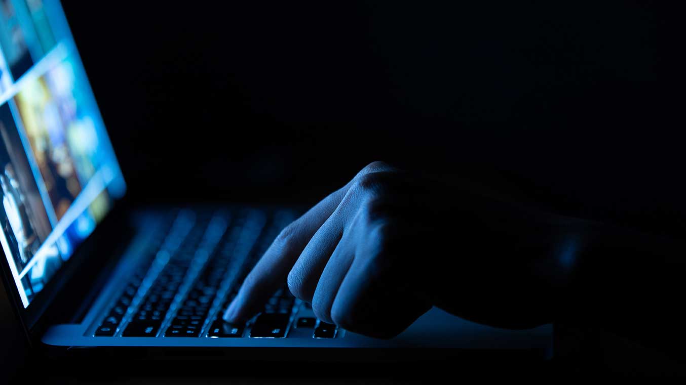Warenbetrug ist eine Form des Betrugs, der oft auf Online-Marktplätzen im Internet begangen wird.