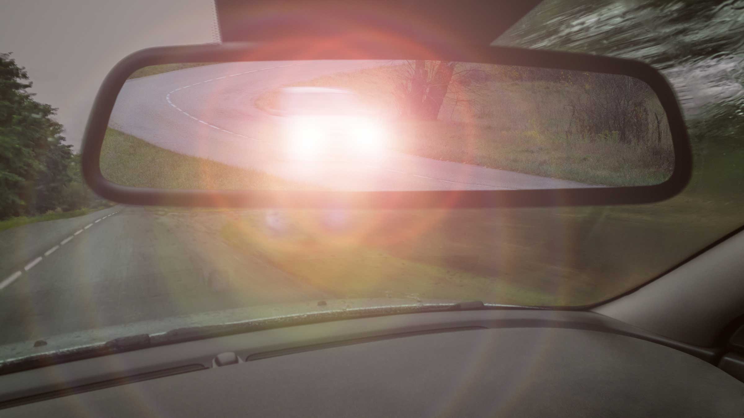 Zu knappes Auffahren kann den Fahrer, des vorderen Autos durch den Rückspiegel blenden.