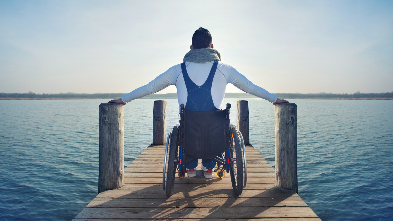 Mann im Rollstuhl hat mit einer Berufsunfähigkeitsversicherung vorgesorgt, daher ist er nun finanziell abgesichert.