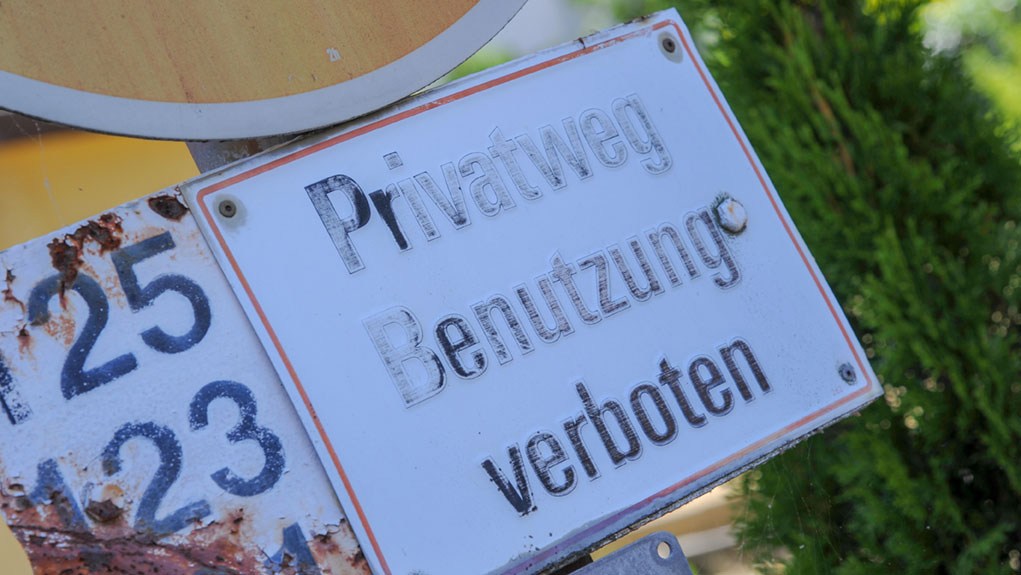 Ein Schild mit der Aufschrift „Privatweg Benutzung verboten“