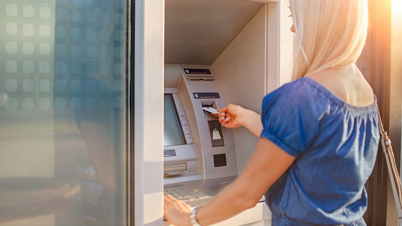 Debitkarte im Einsatz beim Bargeldabheben am Bankautomaten in Deutschland