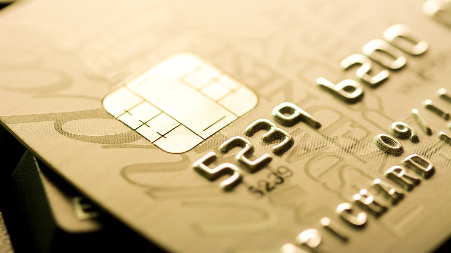 Premiumkreditkarte in Gold mit Kreditkartennummer und Chip