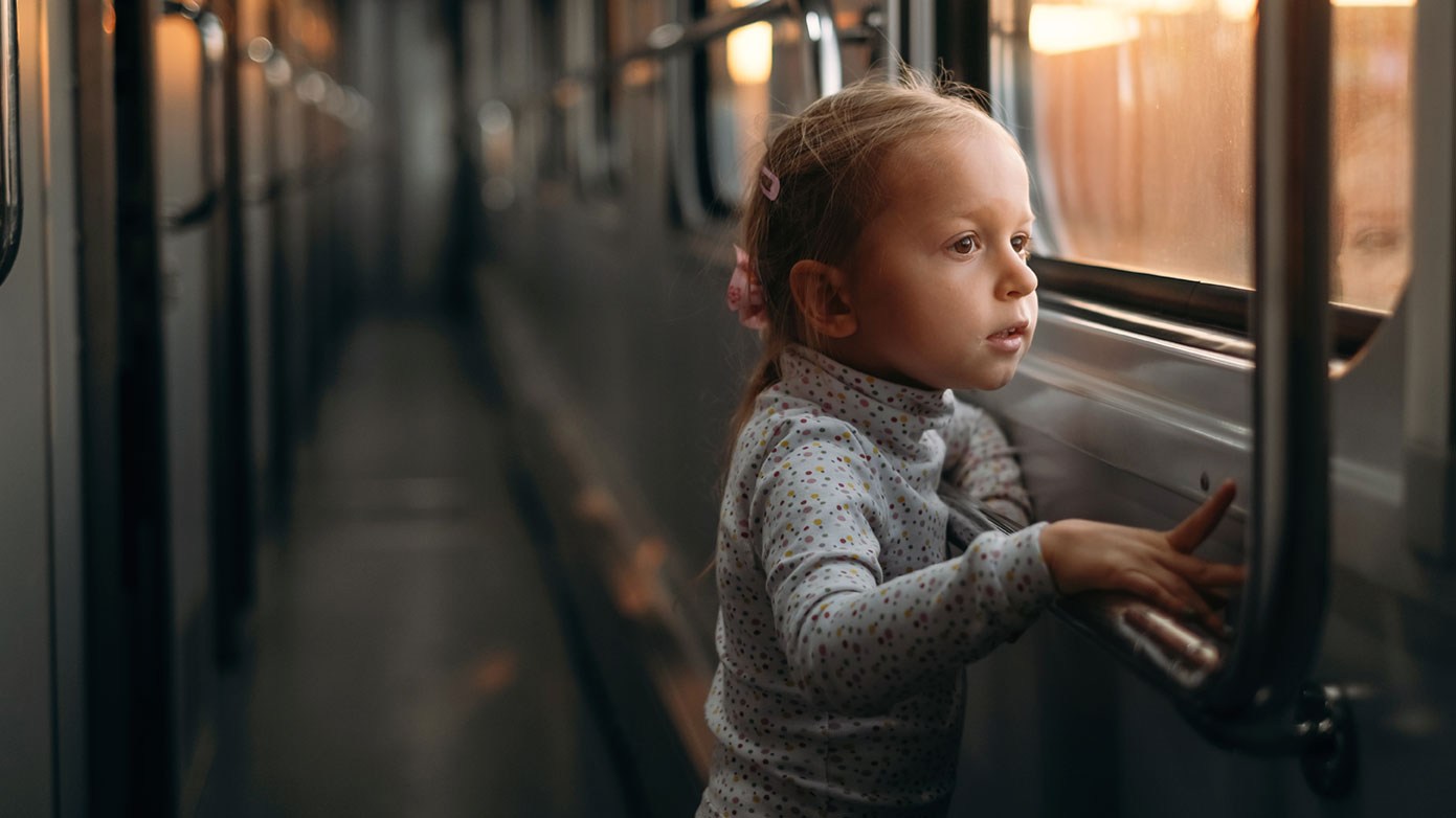 Kind im Zug: Alleinerziehender Elternteil nimmt sein alleiniges Aufenthaltsbestimmungsrecht wahr.