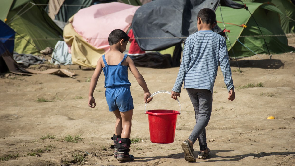 Flüchtlingskinder in einem Flüchtlingslager tragen Wasser: Manche Deutsche wollen ein Flüchtlingskind aufnehmen