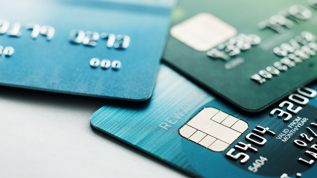 Kreditkarten aus Plastik mit Chips und Kreditkartennummern und Prüfziffern