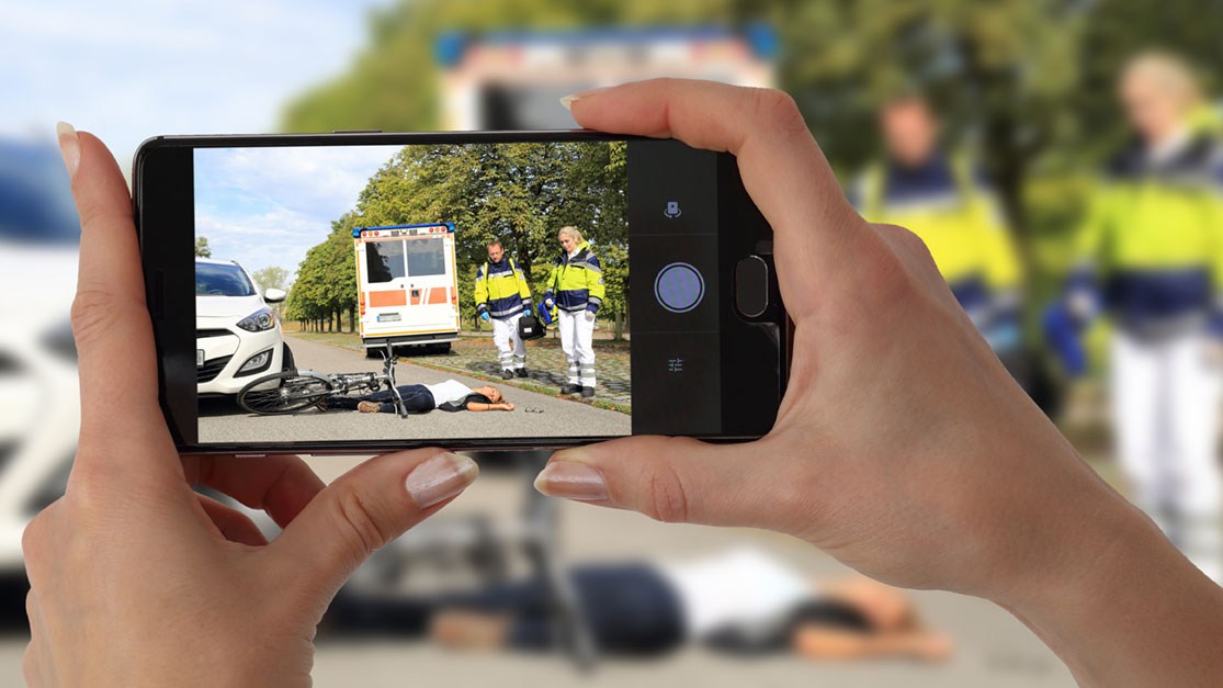 Schaulustiger Gaffer fotografiert Unfall mit Handy