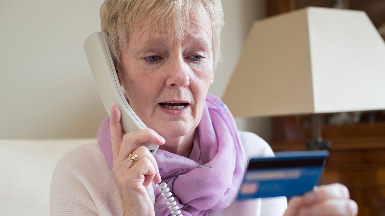 Ältere Dame gibt gutgläubig Kreditkarteninformationen am Telefon weiter