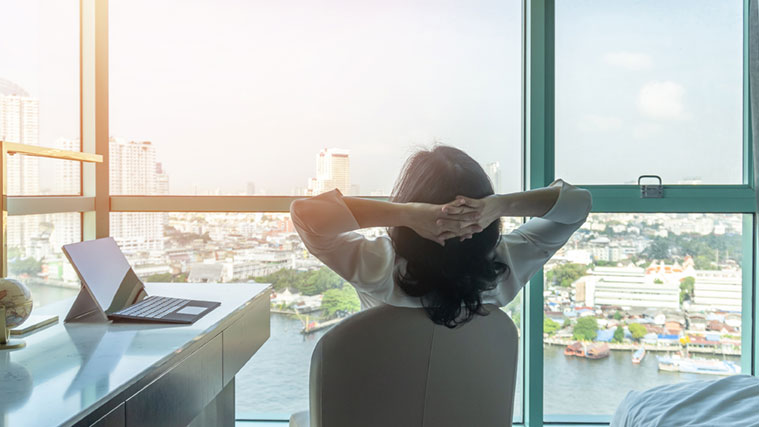 Eine Frau sitzt in einem Boardinghouse mit Panoramablick 