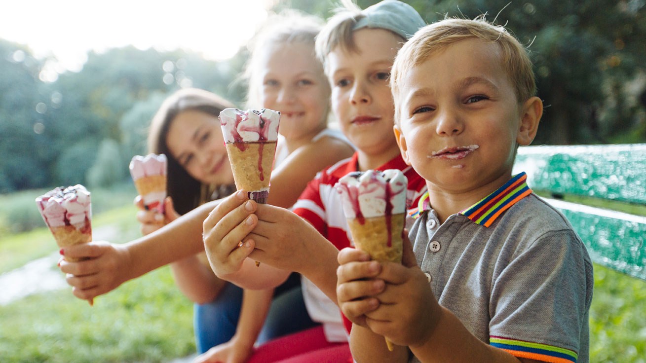 Kinder essen Eis: Kinderfotos im Netz können leicht missbraucht werden.