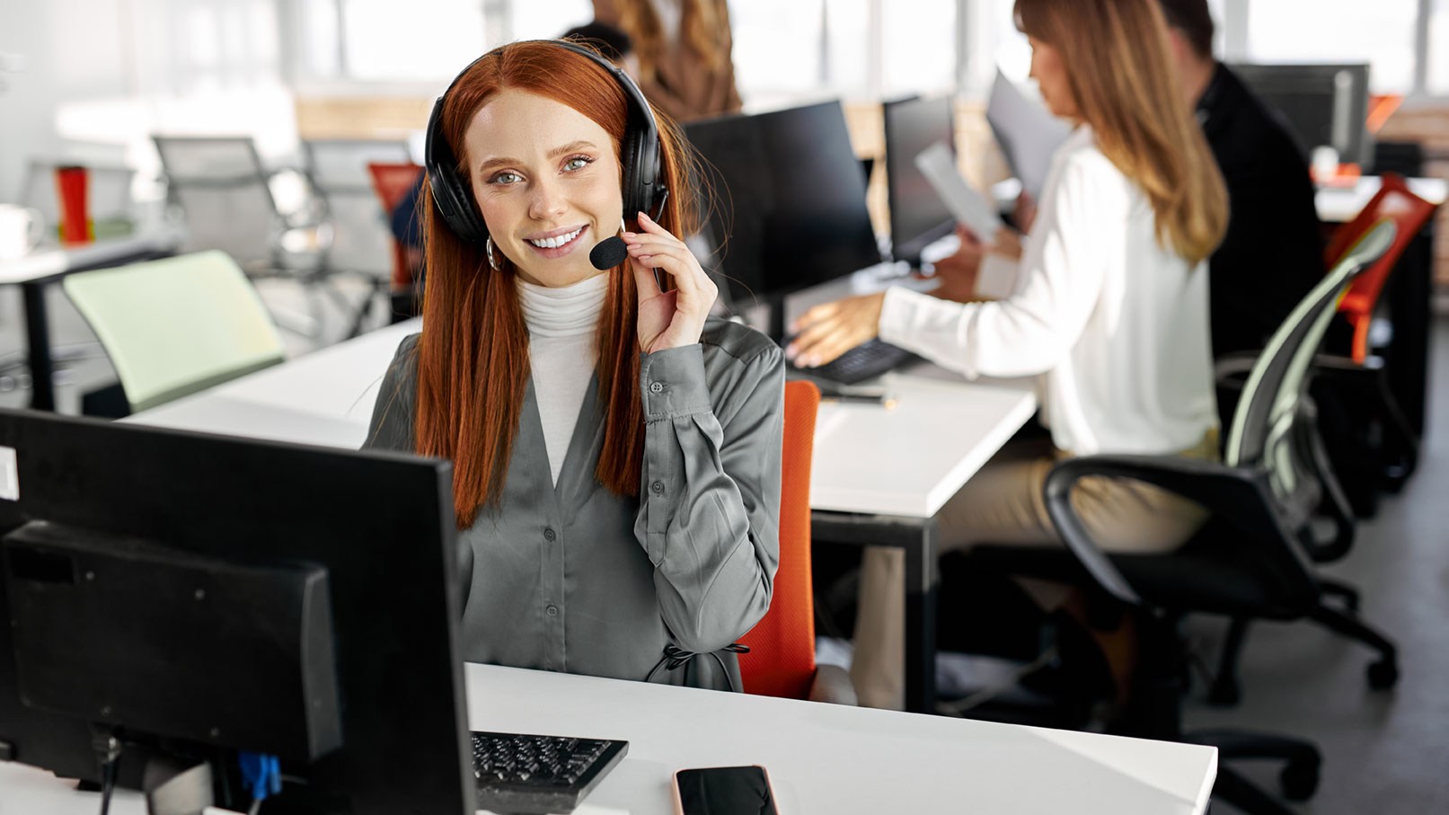 Mitarbeiterin im Call-Center bei der Arbeit