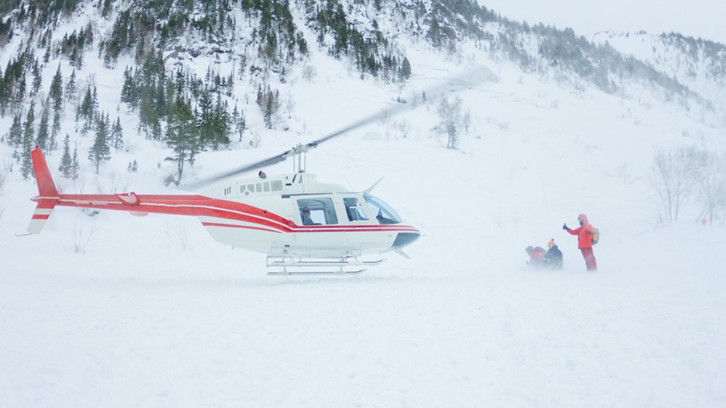 Bergung eines Skifahrers mit dem Helikopter 