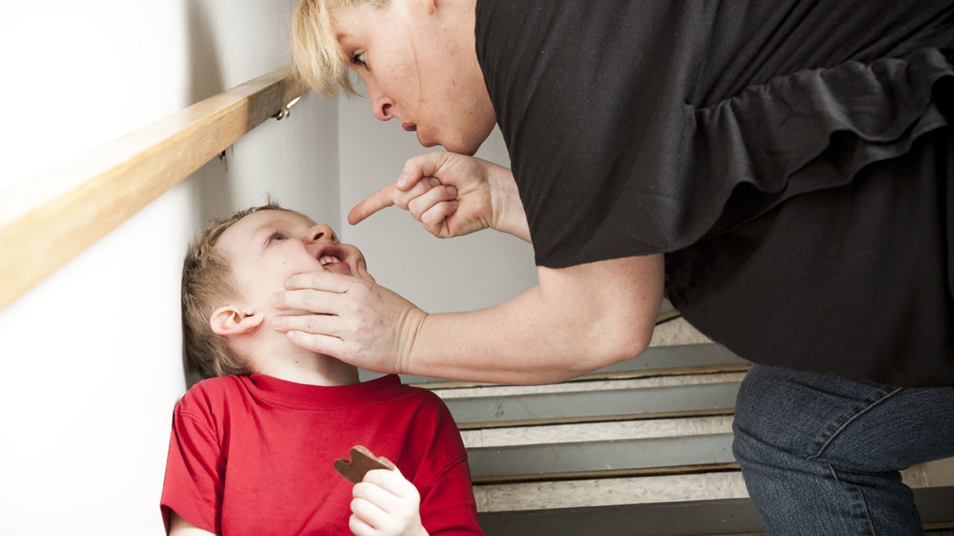 Vater bedroht Kind unter Anwendung körperlicher Gewalt
