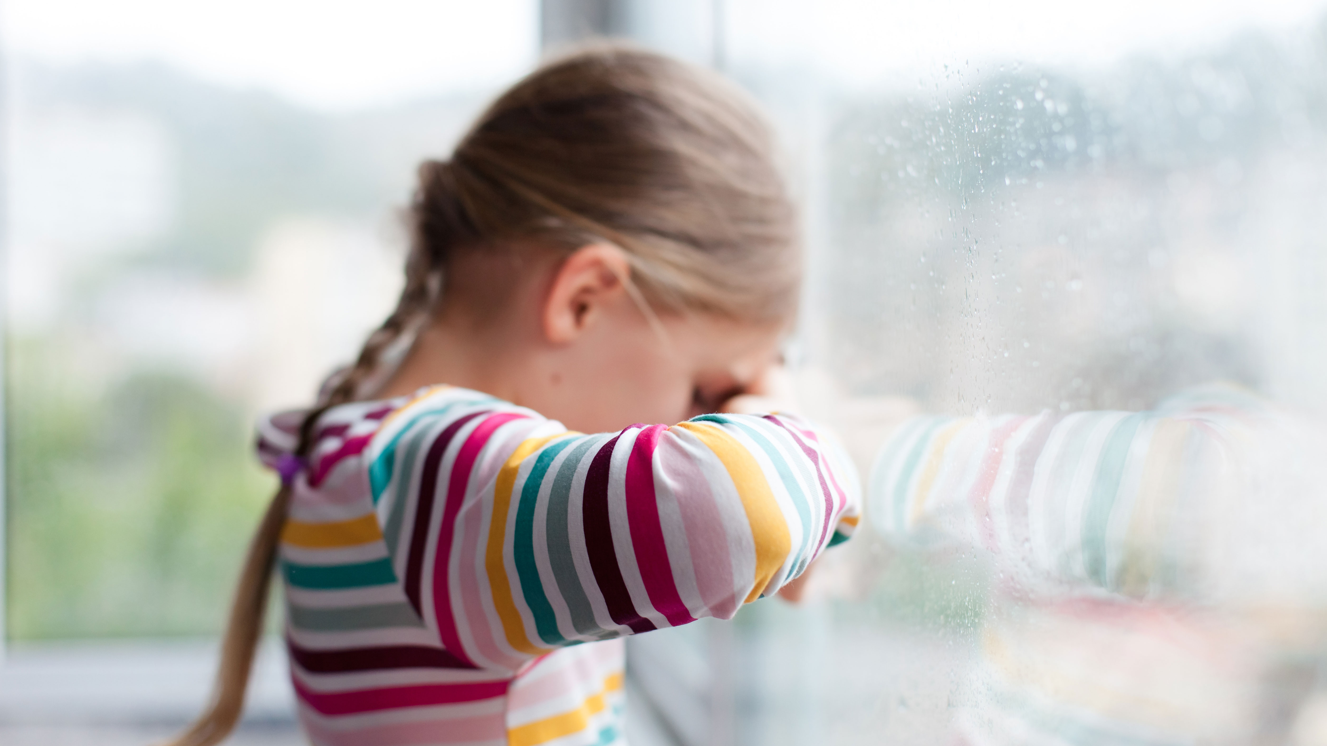 Kindeswohlgefährdung: Mädchen weint, weil es ständig körperliche Gewalt zwischen den Eltern miterlebt. 