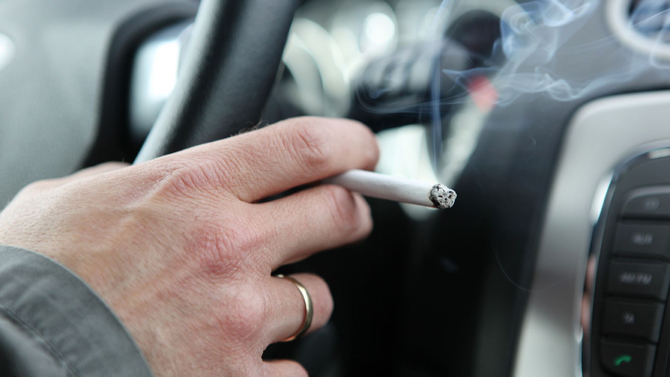Rauchen im Auto lenkt vom Verkehr ab