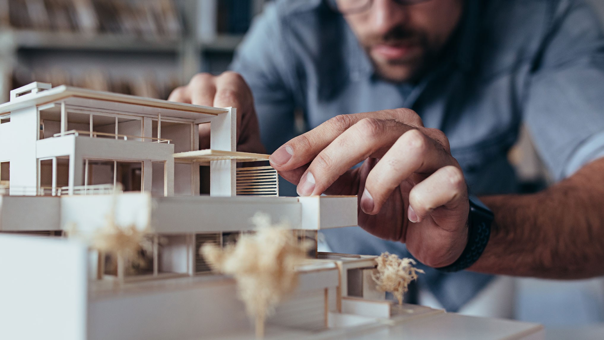 Architekt baut ein Haus-Modell