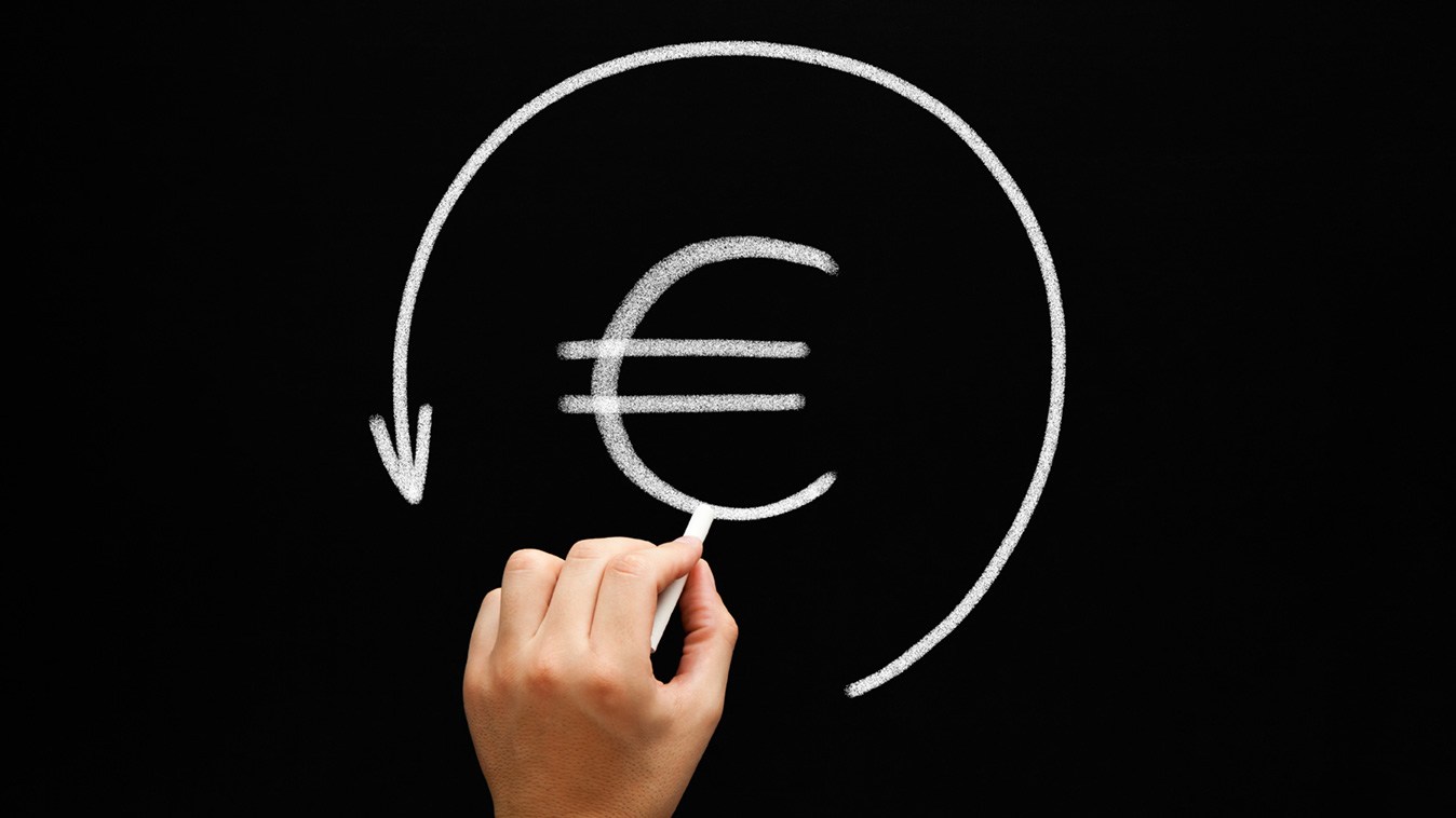 Rückwärts-Pfeil mit Euro-Zeichen symbolisiert das Chargeback-Verfahren: ein praktisches System, um Geld zurückzufordern.