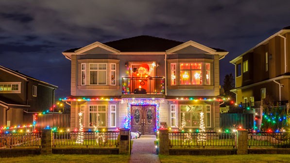 Üppig beleuchtetes Haus in der Weihnachtszeit