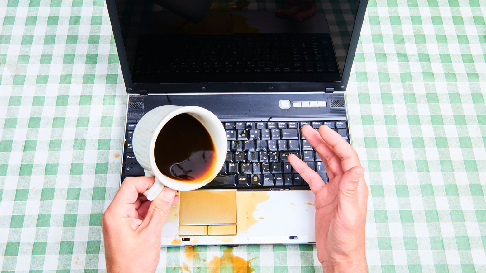 Ein Arbeitnehmer hat Kaffee über seinen Laptop geschüttet.