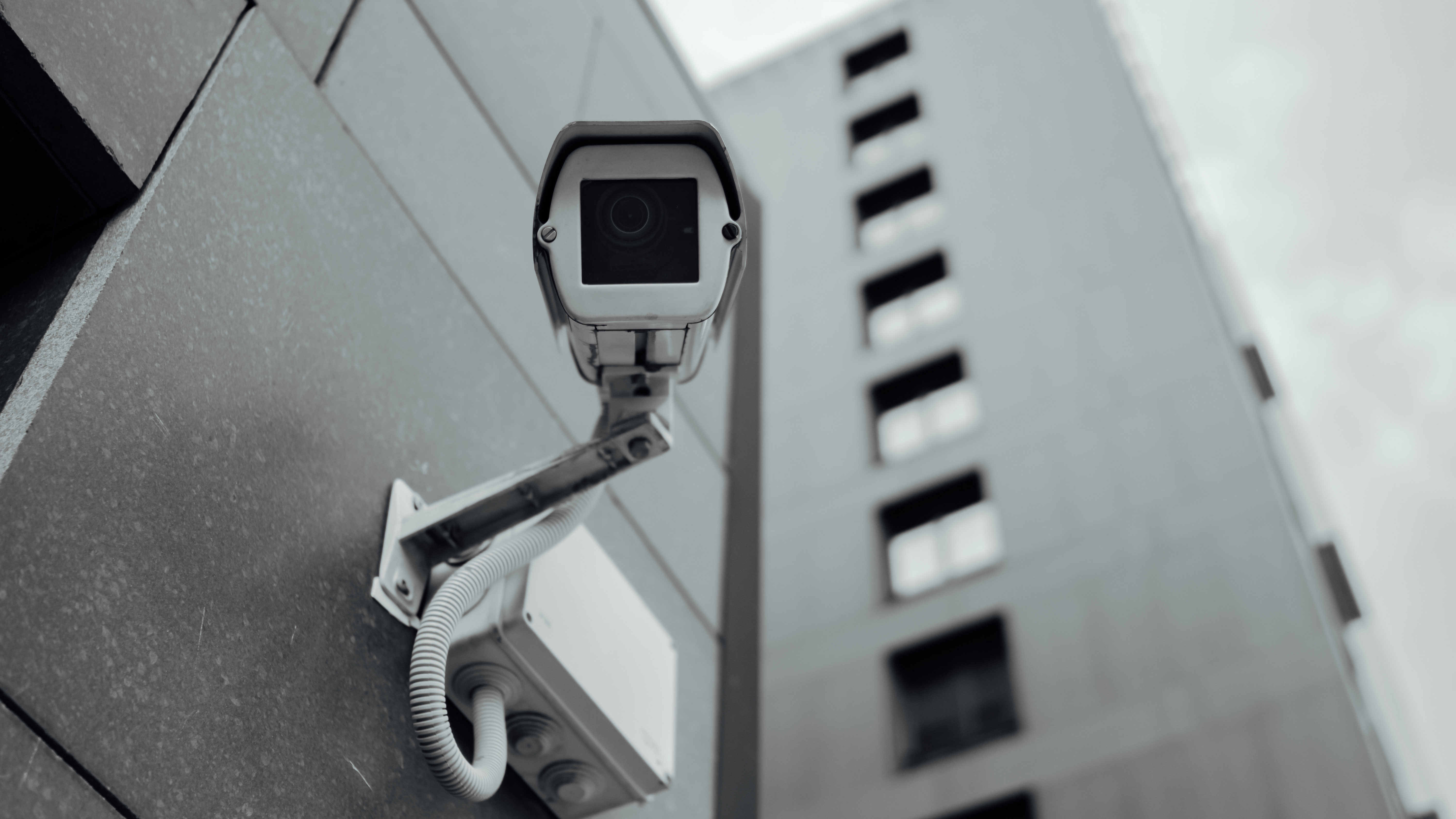 An einer Hauswand ist eine Überwachungskamera befestigt. 