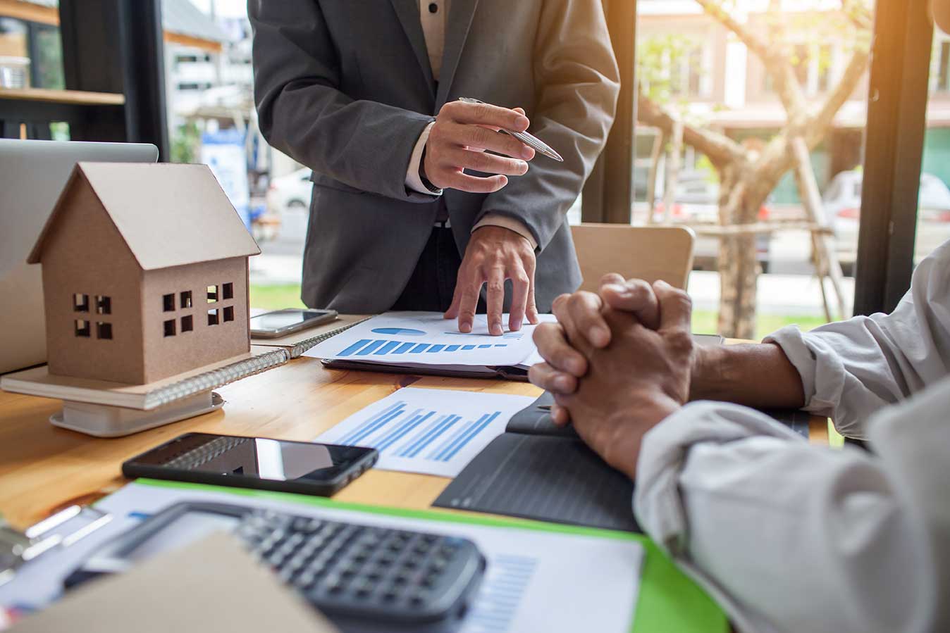 Ein Immobilienkredit wird abgeschlossen an einem Schreibtisch