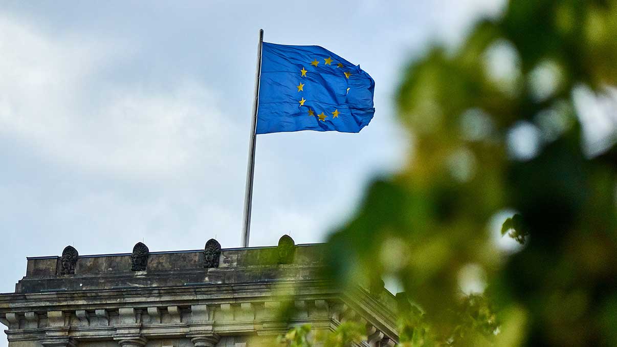 Erben im Ausland in der Europäischen Union durch Monument und EU-Flagge symbolisiert