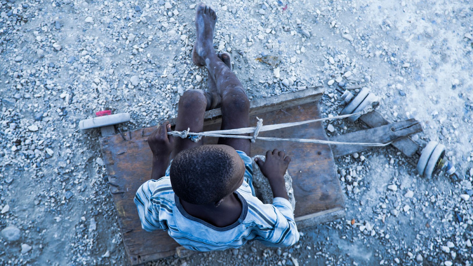 Kind in Afrika mit selbstgebautem Spielzeug: Die UN-Kinderrechtskonvention regelt den Kinderschutz umfassend.