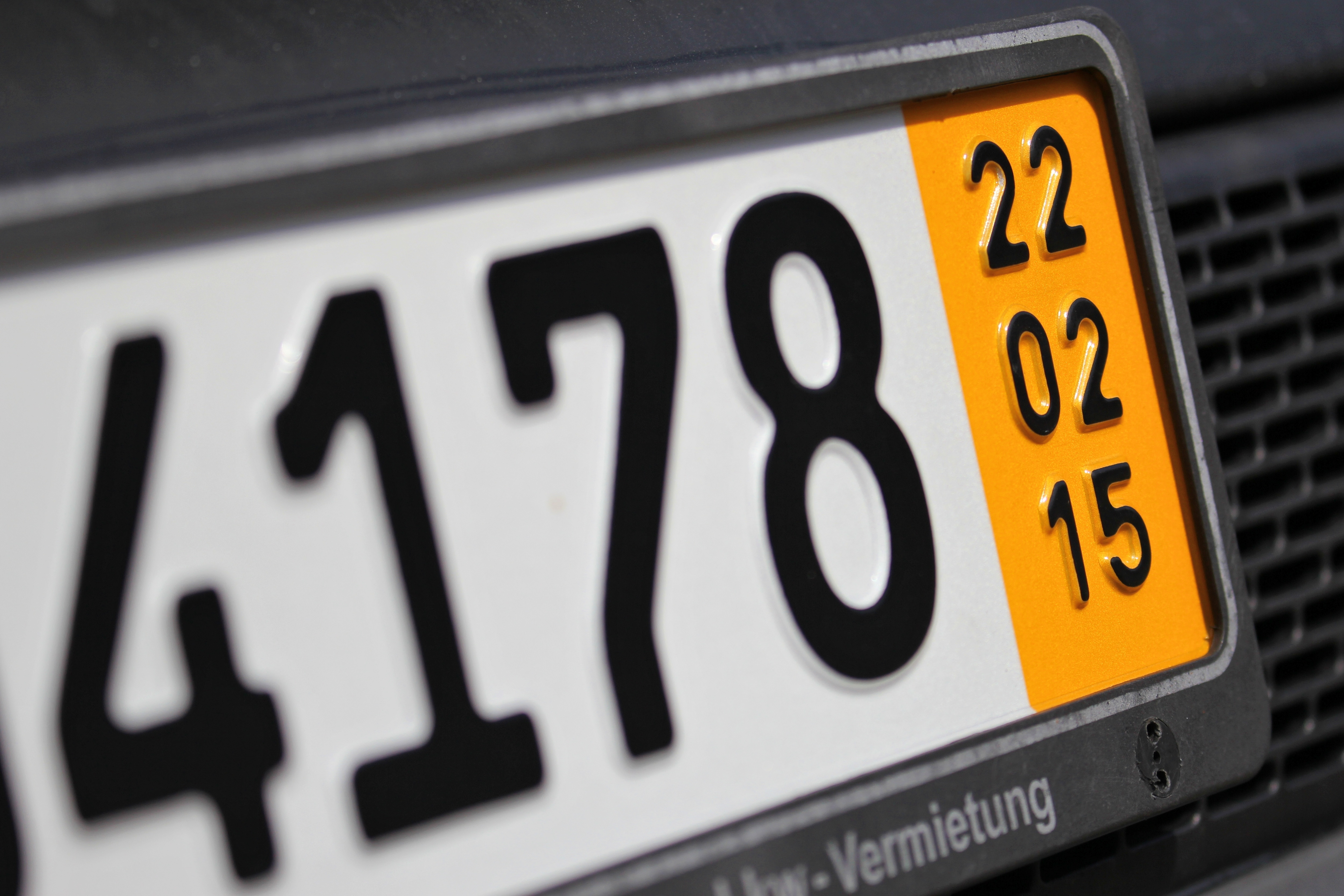 Kurzzeitkennzeichen auf deutschem Auto
