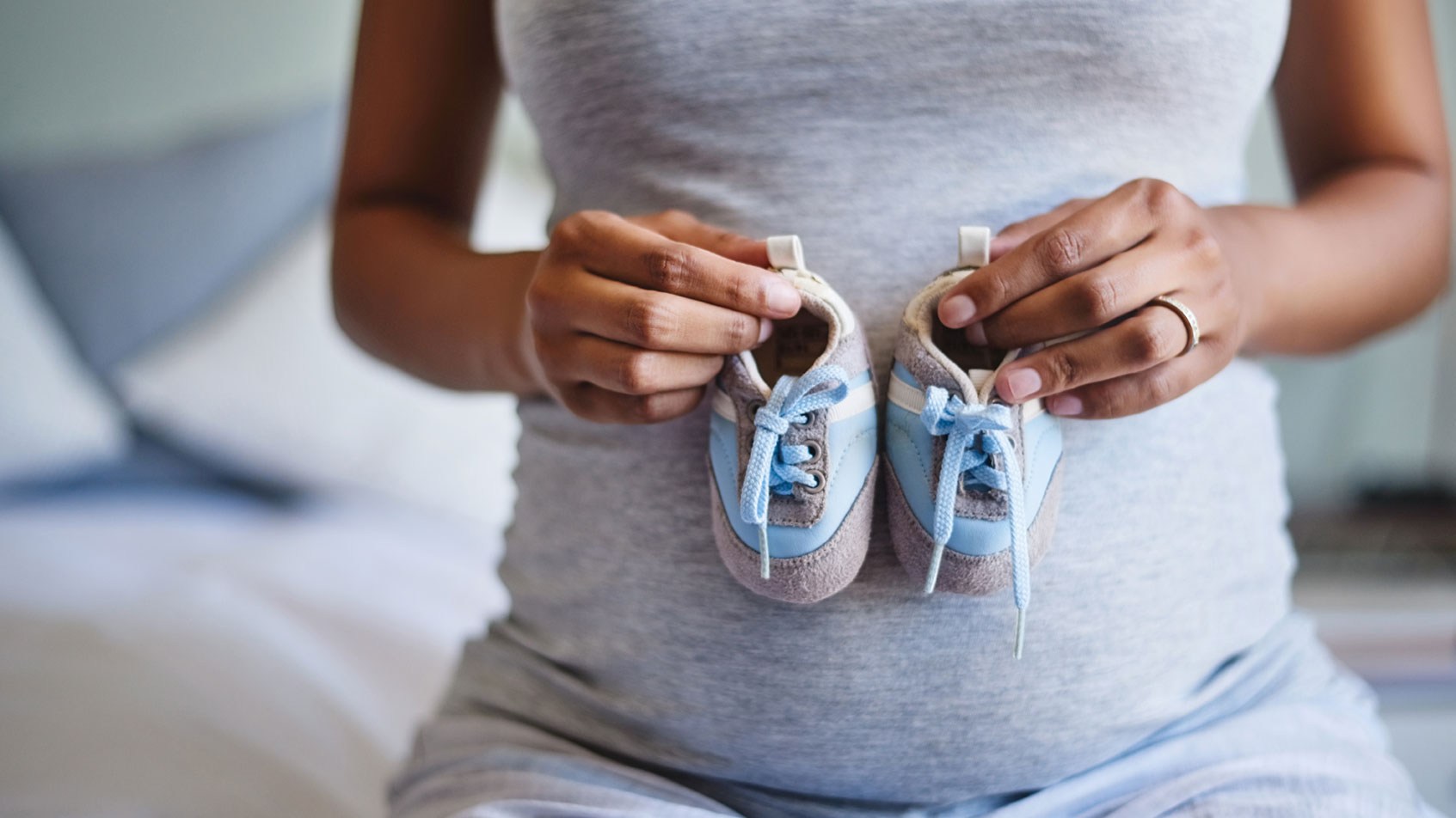 Schwangere Frau berührt Babybauch: Sie führt eine Leihmutterschaft aus.