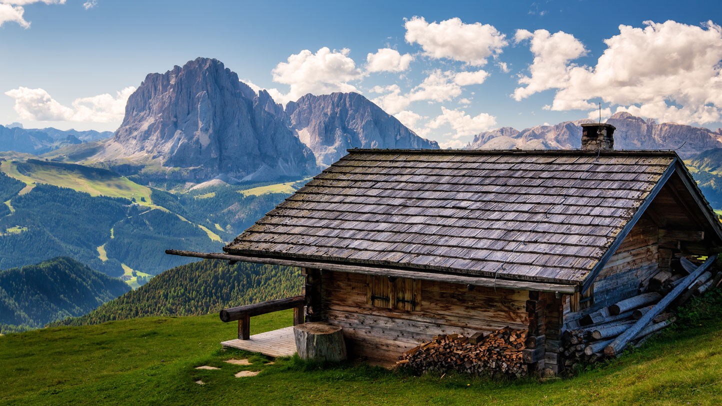 Eine Holzhütte in idyllischer Berglandschaft 