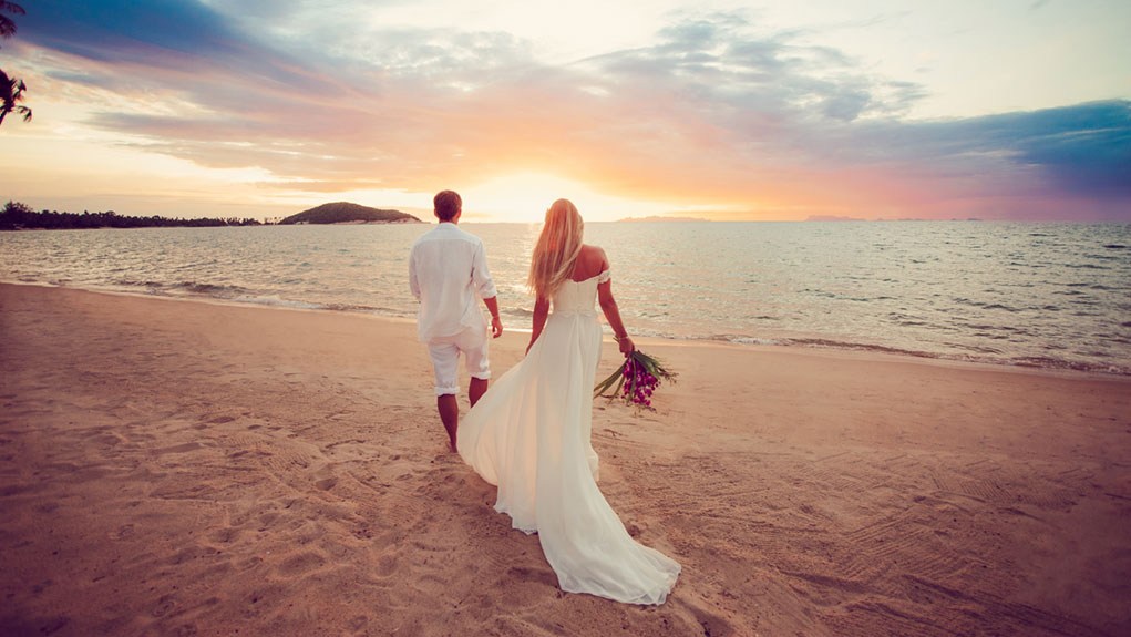 Heiraten im Ausland am Strand: Deutsches Brautpaar feiert seine Hochzeit in einem anderen Land am Meer.
